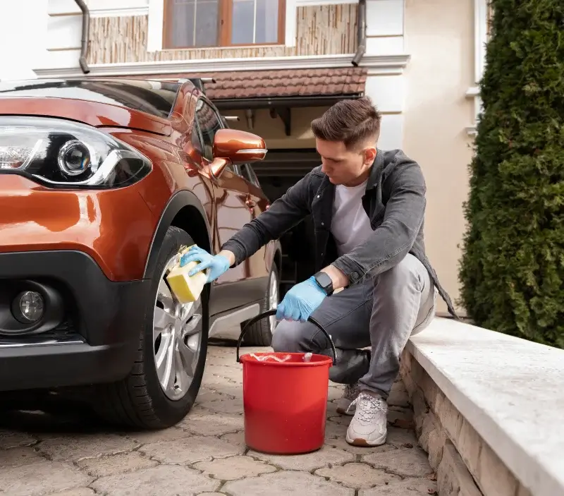 Lavage auto à domicile Charmont-sous-Barbuise : professionnel intervenant sur un véhicule